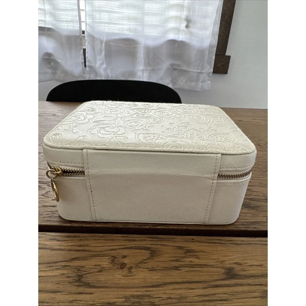 Pandora White Travel Jewelry Box Embossed Floral Gold Zipper Gray Lining